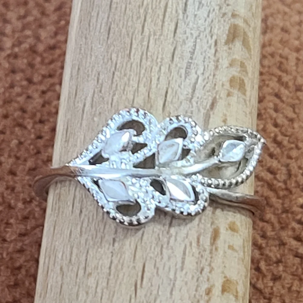 Delicate Sterling Silver Leaf Band Ring 925 - Picture 1 of 12